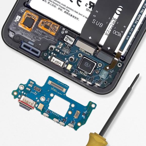 USB-C laddningskontakt för Galaxy S24 FE med SIM-kortläsare och blå mikrofon