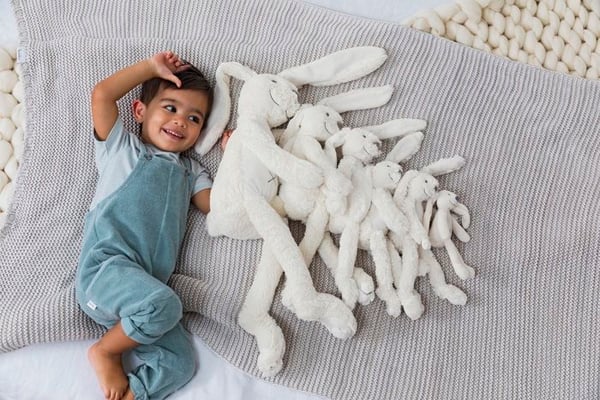 Plyschleksak - Richie Rabbit 30 cm: Elfenben
