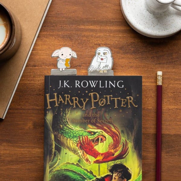Set med 4 bokmärken - HARRY POTTER - Förpackning med 4 motiv - Hogwarts/Dobby/Hedwig/Kaj 9¾ - Mjuk PVC - Zinklegering