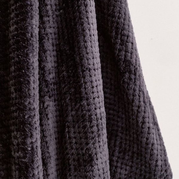 Pläd - IDAG - Essential - Kolgrå - 150 x 200 cm - 100 % polyester