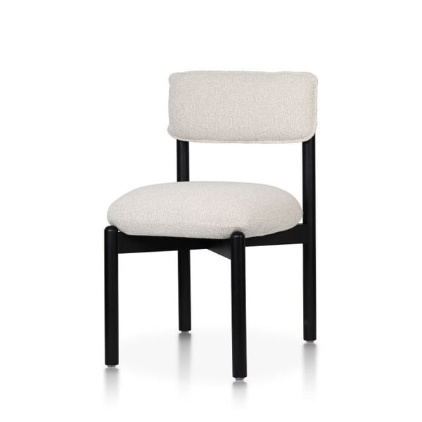 Svart trästol med klädd sits och ryggstöd i ljusbeige melerat tyg – Modern och bekväm