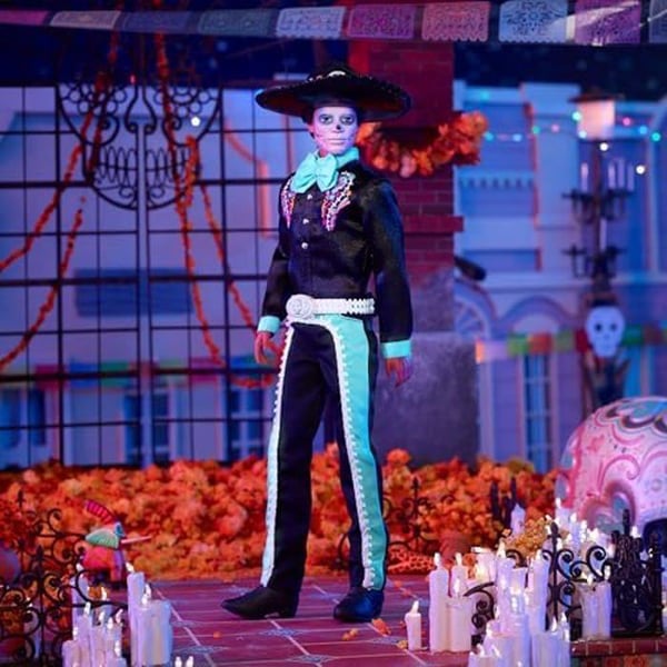 Barbie Día de Muertos 2024 samlarobjekt Ken Signature Doll i svart kostym med himmelsblå accenter, hatt och bälte, HRM73