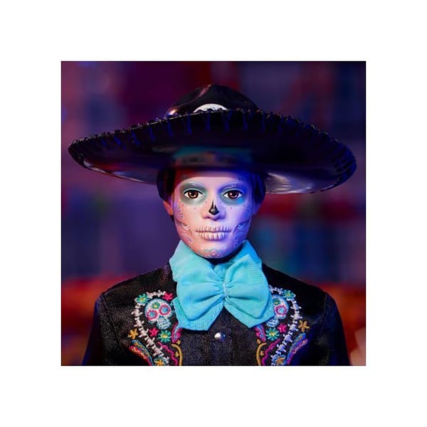 Barbie Día de Muertos 2024 samleobjekt Ken-signaturdukke i sort jakkesæt med himmelblå accenter, hat og bælte, HRM73