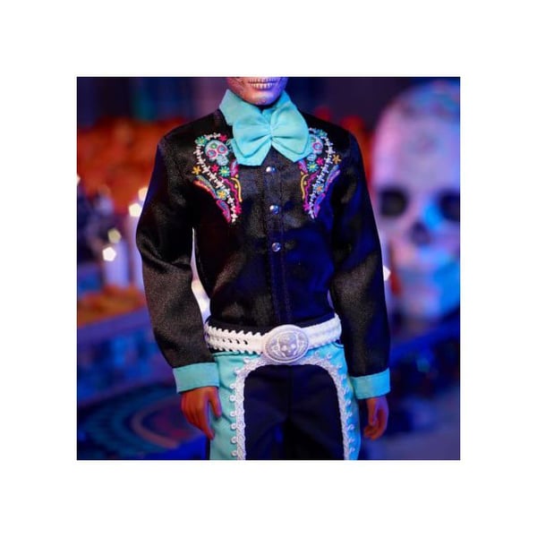 Barbie Día de Muertos 2024 samleobjekt Ken-signaturdukke i sort jakkesæt med himmelblå accenter, hat og bælte, HRM73