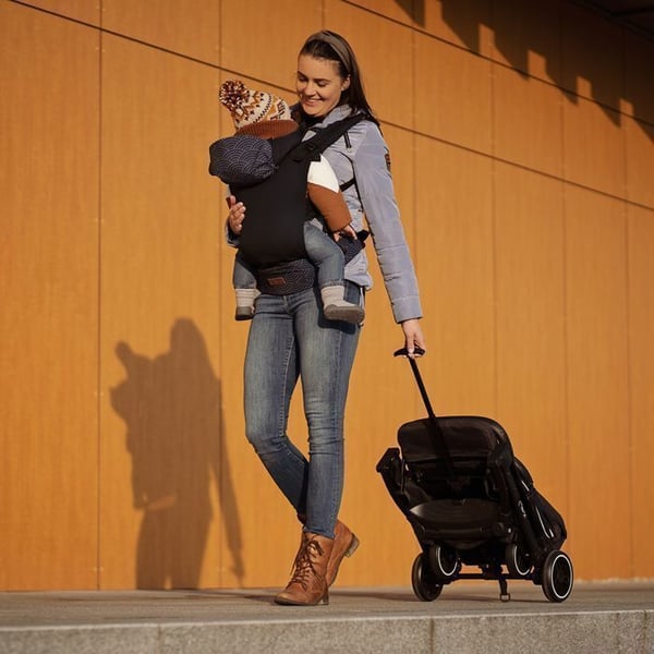 MoMi ESTELLE – Ultra Kompakt Barnvagn – Lätt 7,7 kg – Fällning med en hand – Resvagnshandtag – Svart
