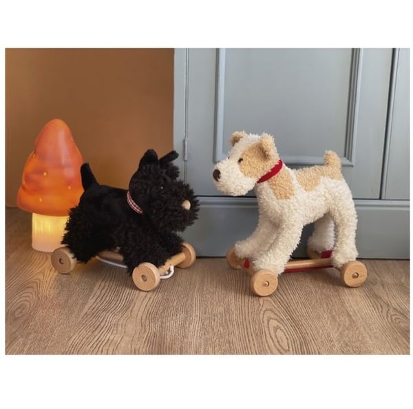 Egmont Toys - Eliot the pull dog