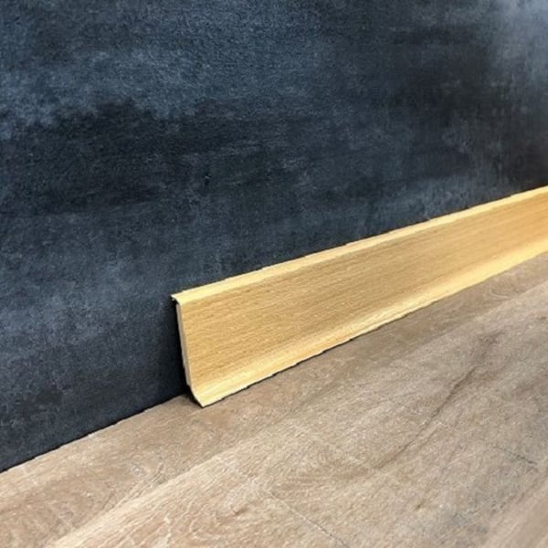 Plint PVC hård 12,8 x 60 x 2500 mm Mjuk läpp färgad i massan av PROVISTON bok select Plint PVC hård 12,8 x 60 x 2500 mm Mjuk läpp färgad i massan av PROVISTON bok select