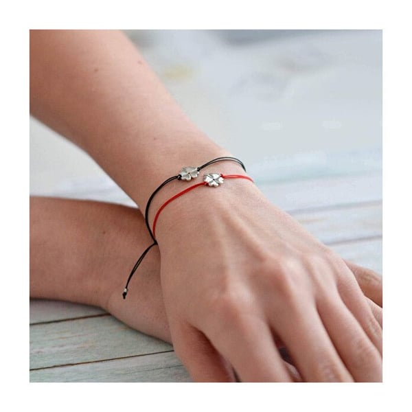 Armband cabale röd med fyrklöver 13047.3 röd
