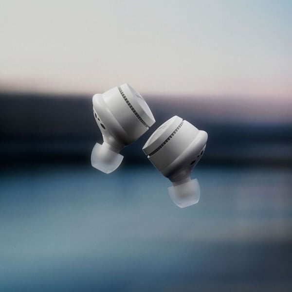 Trådlösa in-ear-hörlurar Bowers & Wilkins Pi6 Bluetooth med aktiv brusreducering i molngrå.