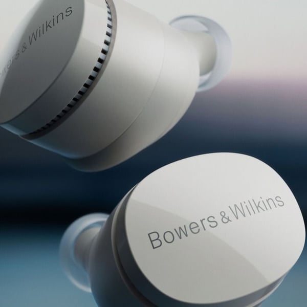 Trådlösa in-ear-hörlurar Bowers & Wilkins Pi6 Bluetooth med aktiv brusreducering i molngrå.