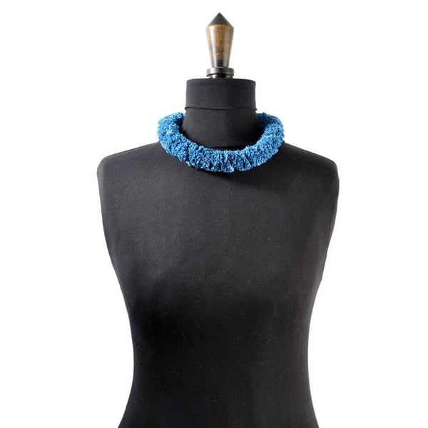 Siyalu - Etnisk halsband Stort modell Tyg i turkosa nyanser