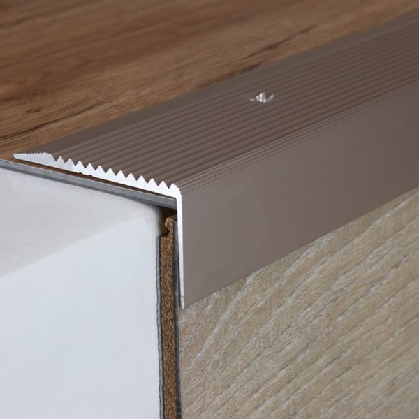 Nez av trapp Alu anodiserad ljusbrons L 50 mm H 28 mm Lång 1000mm Genomgående 1 styck