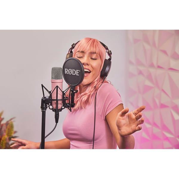 Kondensatormikrofon - RØDE - NT1 Signature Series - Rosa - Låg brus - Inkluderade tillbehör