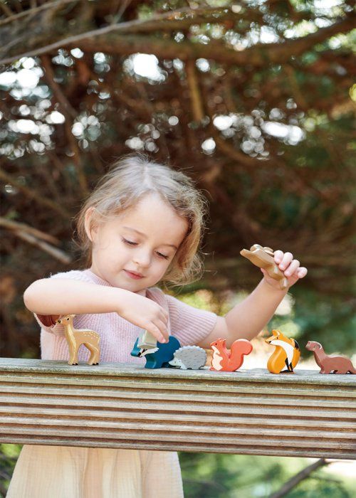 Sæt af trædyr - TENDER LEAF TOYS - TL8470 - 8 dyr - Hylde inkluderet - Skovmotiv