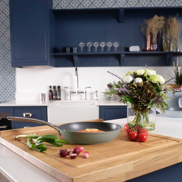 Non-stick stekpanna 24 cm i smidd aluminium - Laura Ashley - Salvia - Induktionskompatibel - av Pendeford