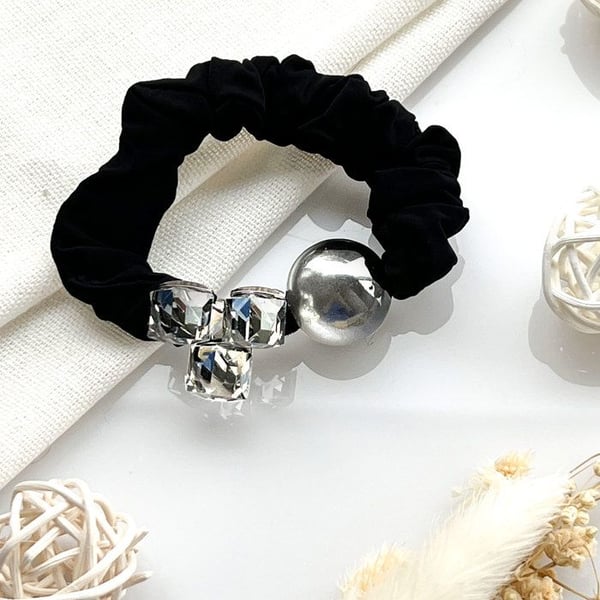 Satin Chouchou - AVIZAR - Sofistikerad - Kristaller - Silverpärla - Svart