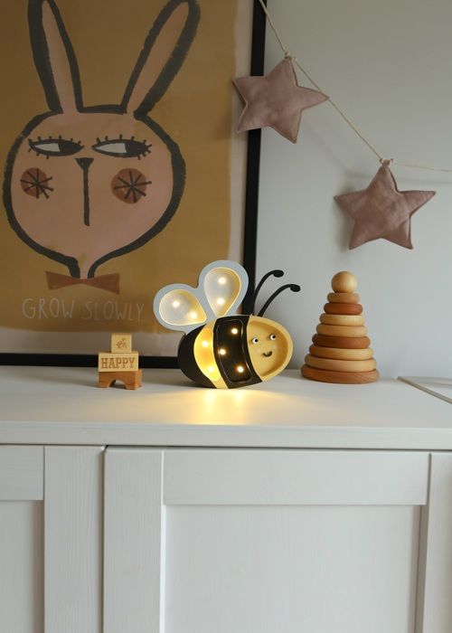 Nattlampa - LITTLE LIGHTS - Gul bi - Massivt FSC-trä - Inbyggd dimbar LED - Timer 30/60/90