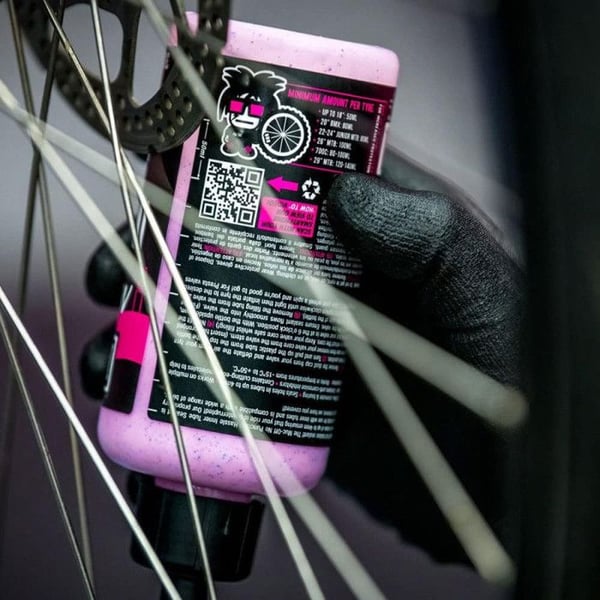 Innerslangförebyggande - Muc-Off - Inget problem med punktering - 300 mL - Rosa/svart - Mun upp till 4 mm