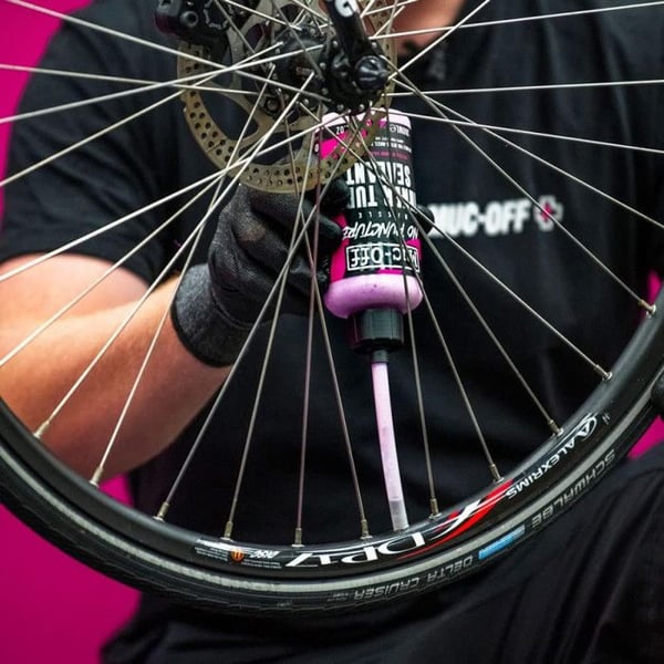 Innerslangförebyggande - Muc-Off - Inget problem med punktering - 300 mL - Rosa/svart - Mun upp till 4 mm