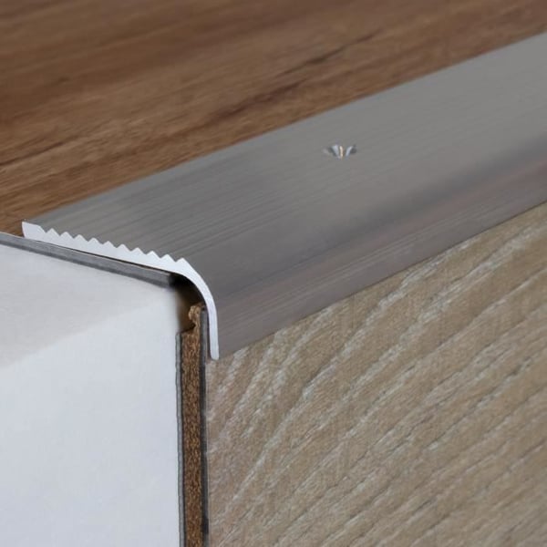 Trappnos | Vinkel 40 mm x 15 mm | Anodiserad aluminium | Färg: ljus brons | Längd: 1000mm