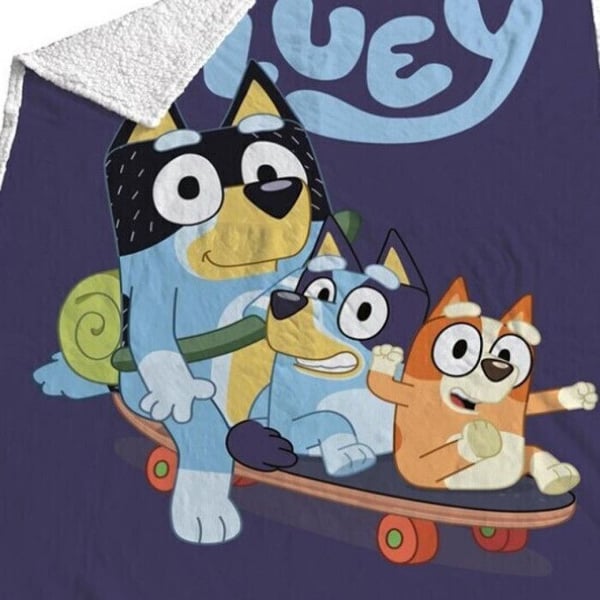 Rutig - AYMAX - Bluey På En Skateboard - Flerfärgad - 120 cm x 150 cm - Syntetisk