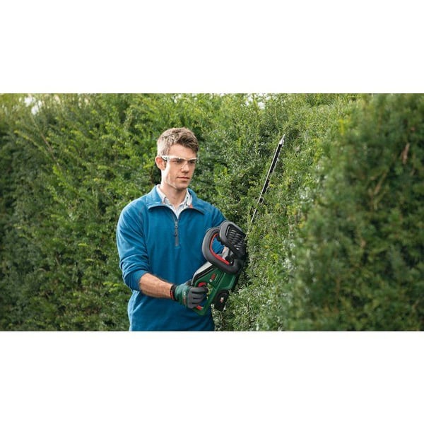 Langaton pensasleikkuri BOSCH UniversalHedgeCut 18V-55 - Terä 55 cm, hammas 22 mm - Akun kapasiteetti 2,5 Ah ja laturi