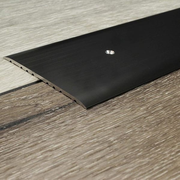 Tröskelstång i anodiserad aluminium mörkbrons L 80 mm H 3.5 mm med sidoborrade hål