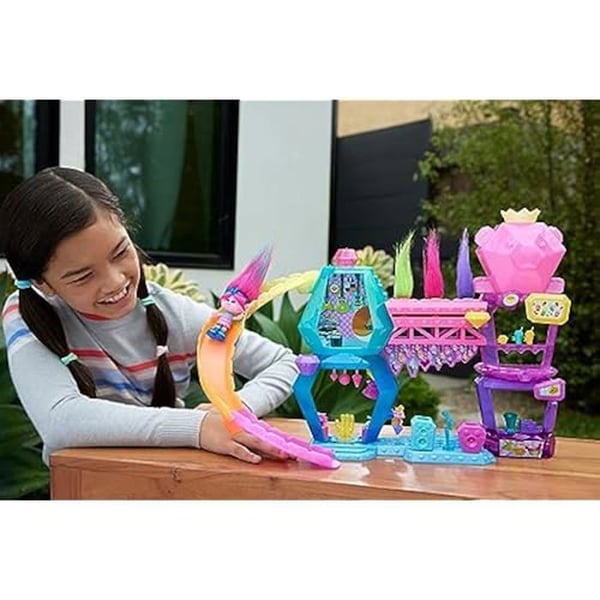 Spelbox - Mattel - Trolls 3 - Figur Poppy Drottning - 2 våningar - Över 25 tillbehör