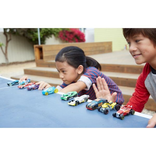 Box med 5 Hot Wheels-bilar - Slumpmässig modell - 400+ modeller - 15 teman 1806