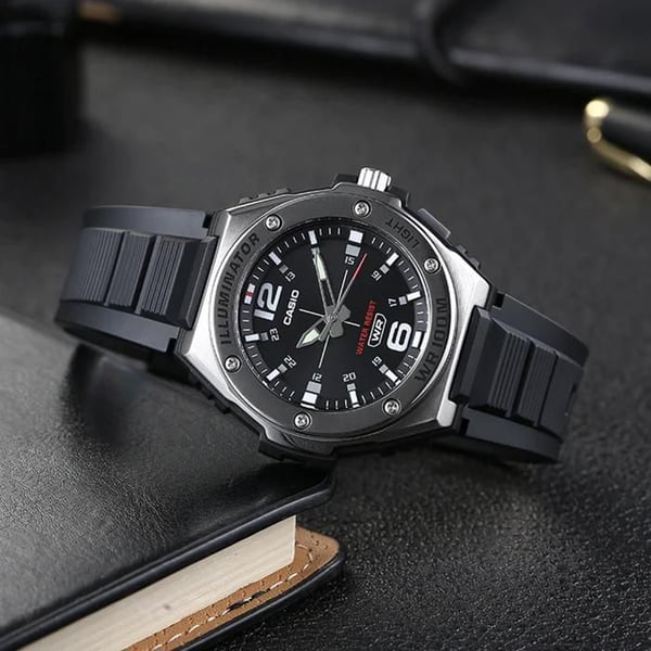 Klocka - CASIO - Digital - Vattentålig 10 bar - LED-belysning - Armband i resin