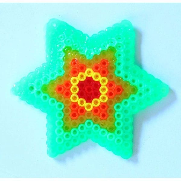 2 genomskinliga plåtar 8 cm för strykpärlor (fyrkant, stjärna) + 2 ark bakplåtspapper 16x19,5 cm
