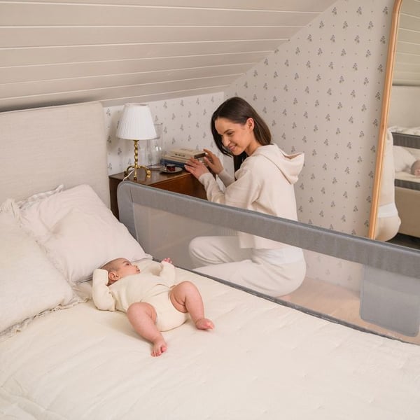 MoMi LEXI PLUS - Babyseng barriere 150×43 cm - Foldbar 180° - Sikkerhedssystem - Åndbart net - Stor lomme - Grå