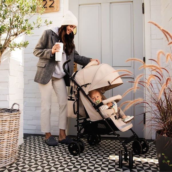 MoMi AKIRA - Ultrad compact paraplyvagn - 6,7 kg - 6m till 15 kg - Inkluderade tillbehör: väska + myggnät - Grå