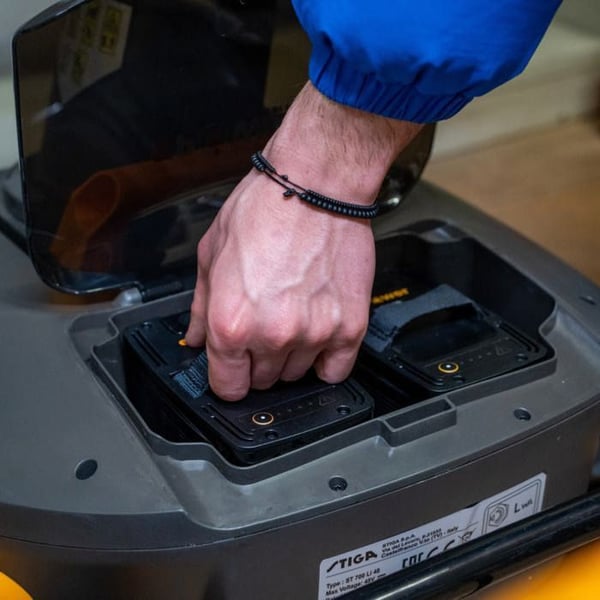 STIGA STIGA ST 700E SNÖSLUNGAAKUMULATOR, 48 V, 50 CM, BATTERI INKLUDERAS EJ – INDUKTIONSMOTOR, DUBBELBATTERISYSTEM –