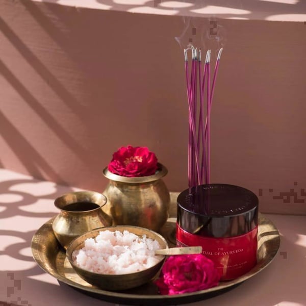 Kropskrub - RITUALS - The Ritual of Ayurveda - 300 g - Punjab-ros salt - Mandelskal.