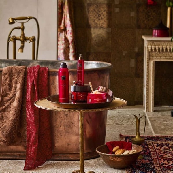 Kropskrub - RITUALS - The Ritual of Ayurveda - 300 g - Punjab-ros salt - Mandelskal.