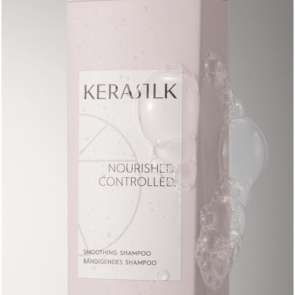 KERASILK Smoothing Shampoo intensivt vårdar, dämpar frizz och jämnar ut strån för grovt, frizzigt och oreglerat hår. Förbättrar hanterbarheten.