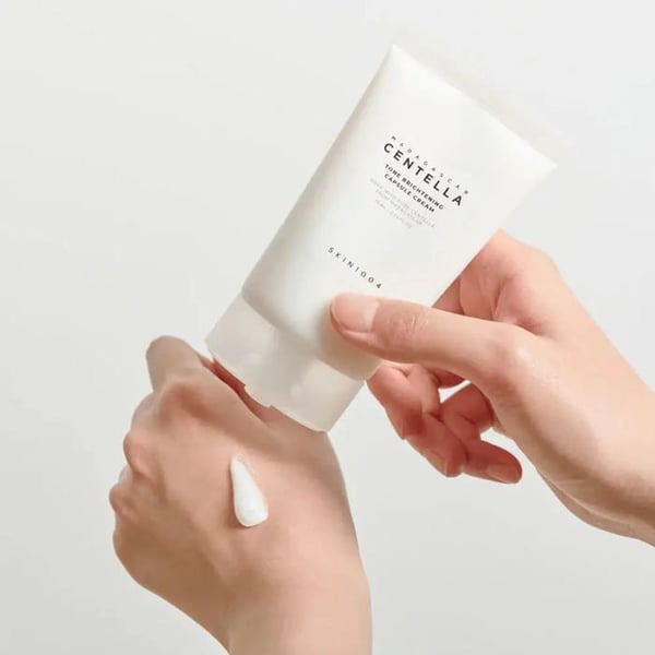 Crème Ljusa Hudton - Skin1004 - Madagascar Ton Ljusnande - 75 ml - Fuktgivande Kapslar - Trötta Hudar