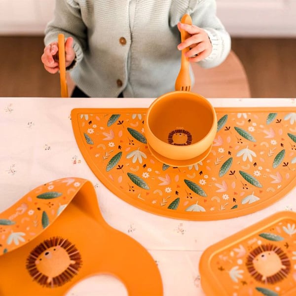 Sassi Junior | Sassi Junior | Silikonuppsamlingshaklapp Djur Orange - 30 x 22 cm LEJON
