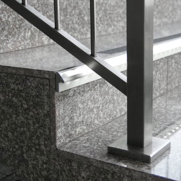 Svart eloxerad aluminium LED-profil med transparent skydd LED-trappsteg.