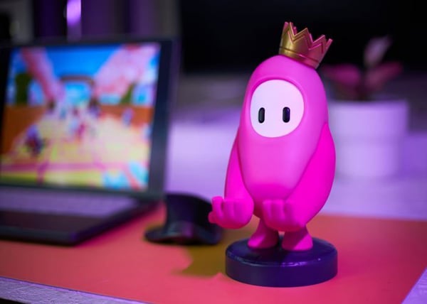 Spelstöd - Cableguys - Fall Guys - Rosa figur - Micro-USB-laddare - Flerplattformsanpassad
