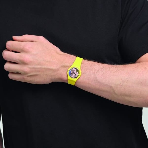 Klocka - SWATCH - Konstresa 2023 - Gul silikonarmband - Flerfärgad urtavla - Trendig stil