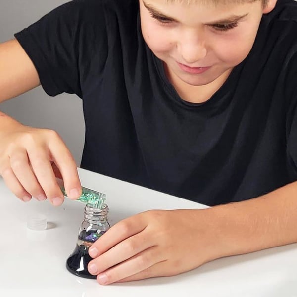 Vetenskapligt kit - BUKI FRANCE - Labb för potioner - 15 färgglada potioner - Ljusbas med nattlampa - 5 magiska experiment