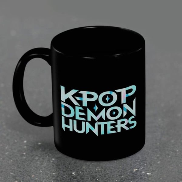 Kpop Demon Hunter – Svart keramikmugg 325ml – Logotyp