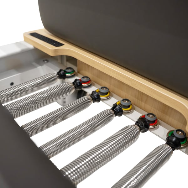 Sammenklappelig Pilates Reformer | Eg/Aluminium | Maks. belastning 200 kg | Remskiver, fodstang og tilbehør | Justerbart modstandssystem med fjedre |