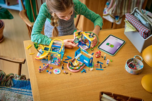 LEGO Friends 42689 Vänskapshuset i Heartlake City