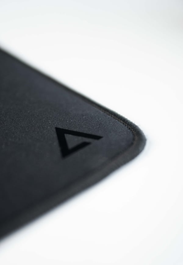 Deltahub Gaming Desk Mat Sort - S - musemåtte, 30 x 90 cm