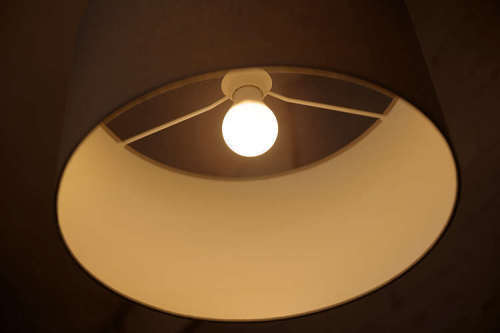 Philips SceneSwitch 806 lm LED-smartlampe med indbygget dæmperfunktion, E27-socket