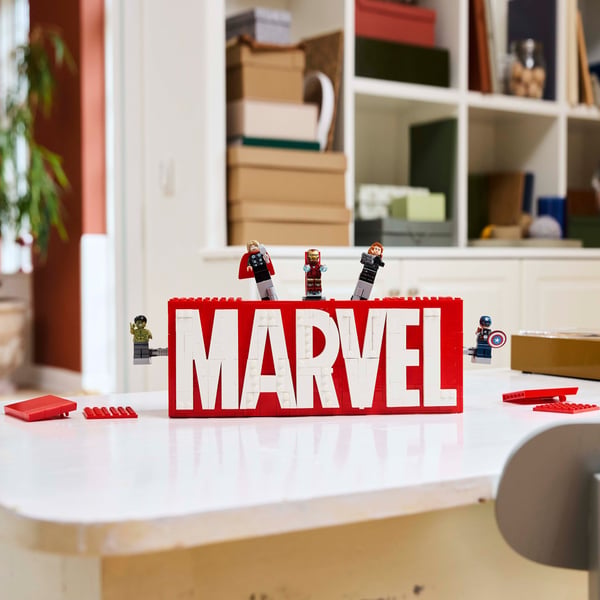 LEGO Superhelte Marvel 76313 – MARVEL-logo og minifigurer