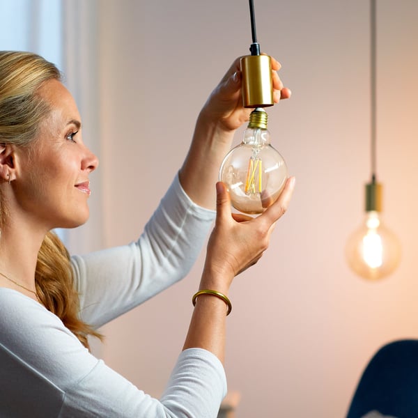 WiZ smartlampe globe, E27, klar glas, justerbar hvid